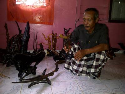 Ibrahim Pendidik Yang Peduli Manfaat Sampah Laut