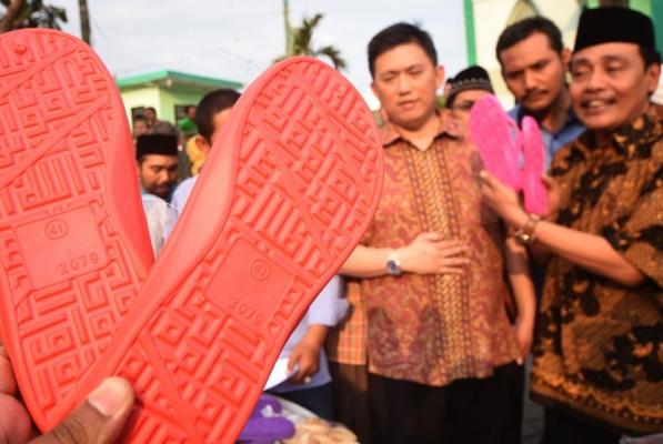 10 RIbuPasang Sandal Berlafaz Allah Dimusnahkan