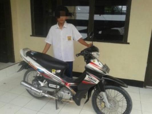 Ambil Sepeda Motor Diparkiran Mesjid, Dalam Waktu Dua Jam Pelaku Curanmor Ditangkap Polisi