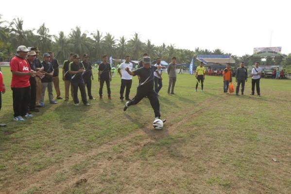 Buka Tournament Sepakbola, Pj. Bupati Minta Para Pemain Tingkatkan Kebersamaan dan Sportifitas