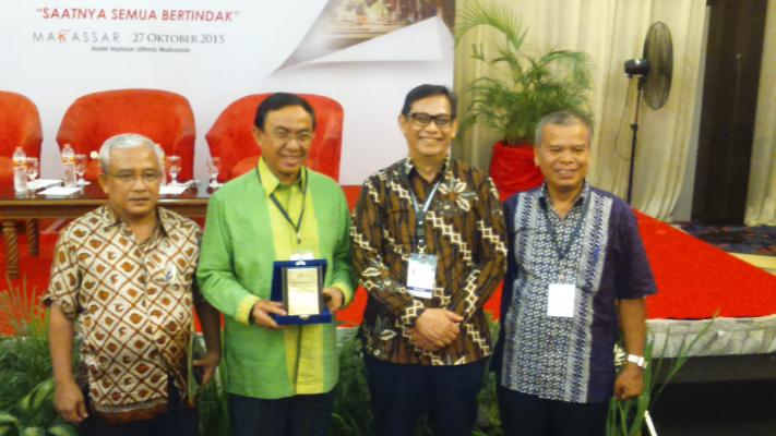 Bupati Inhil Peroleh Penghargaan Komisi Penanggulangan AIDS