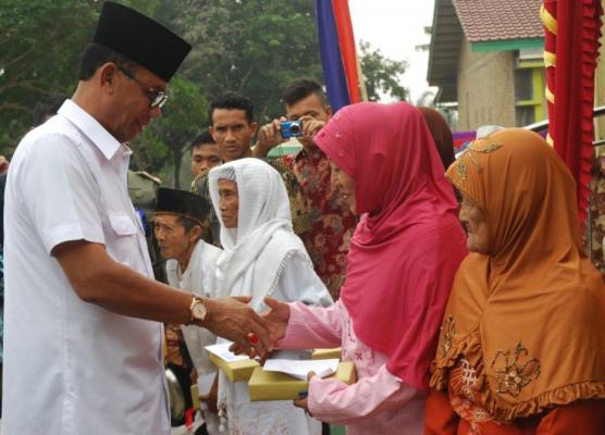 Bupati Rohil Santuni Anak Yatim dan Tinjau Sunat Massal di Bagan Batu
