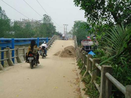 Kini Masyarakat Batang Tuaka Resah dengan Kondisi Jembatan Yang Melengkung