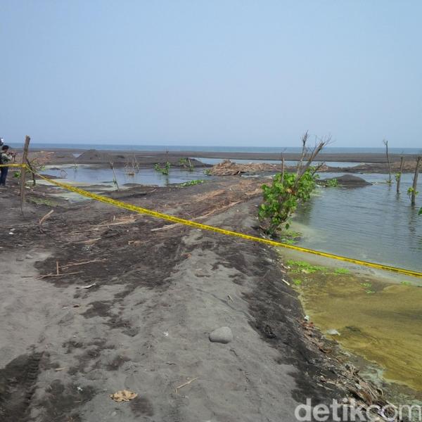 Masih Digaris Polisi, ini Dia Pantai Watu Pecak yang Rusak Ditambang