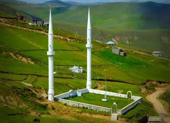 Masjid Unik Beralas Bumi dan Beratap Langit