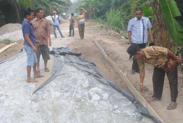 Proyek Semenisasi Jalan Utama Lenggadai Hilir Tak Sesuai Bestek