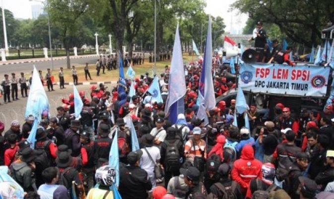 Ribuan Buruh Shalat Jumat Berjamaah di Depan Istana Negara