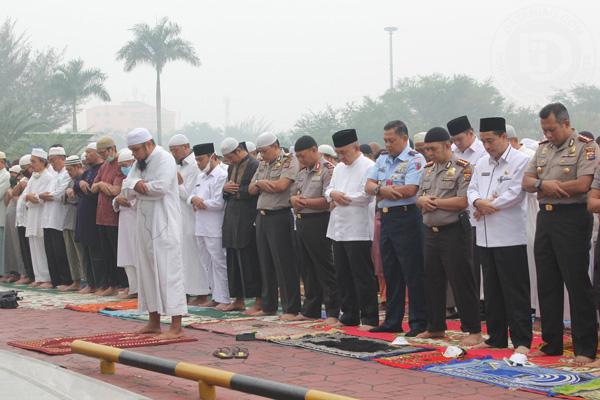 Ribuan Warga Riau Shalat Istisqa di Masjid Agung An-Nur, Ustadz Abu Zubair: Asap Ini Teguran