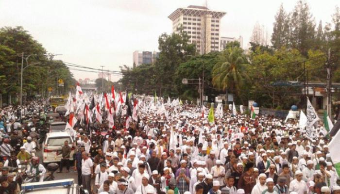 Demo Tolak Ahok, Massa Tutup Jalan Medan Merdeka Timur  
