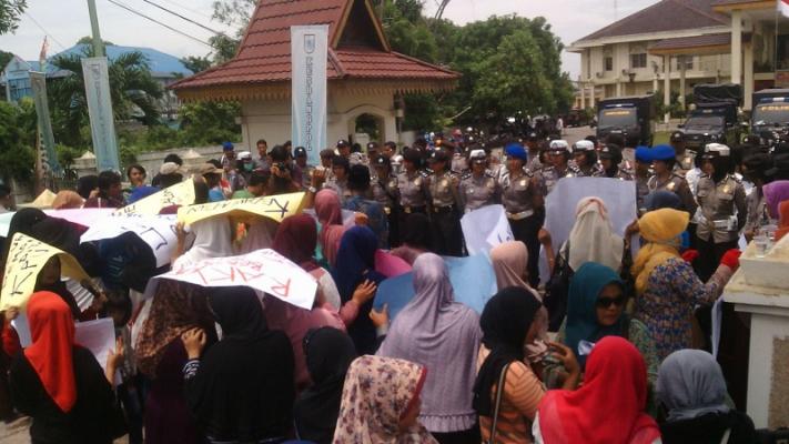 Jelang Penetapan Paslon, Kantor KPU Pekanbaru Diserbu Massa Sambil Menangis