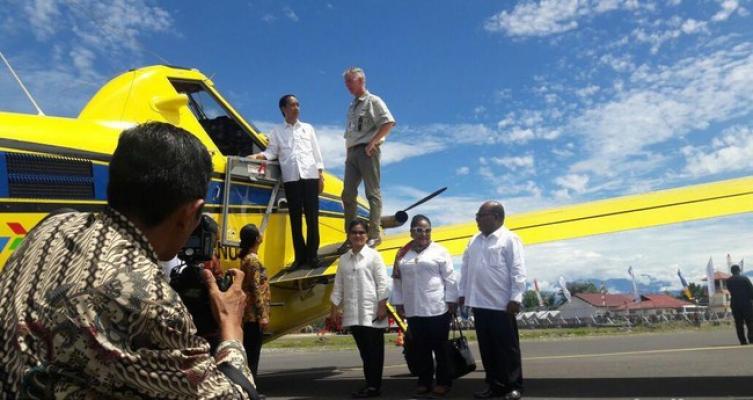 Naik Pesawat Pengangkut BBM di Papua, Jokowi Hampir Jatuh