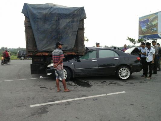 Sedan Milik Pegawai Imigrasi Seruduk Truk Bermuatan Cangkang