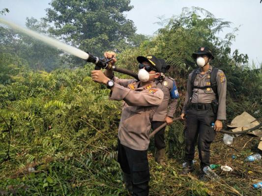 Anggota Polres Rohil Dibantu Helikopter PT RUJ Lakukan Upaya Pemadaman Karlahut