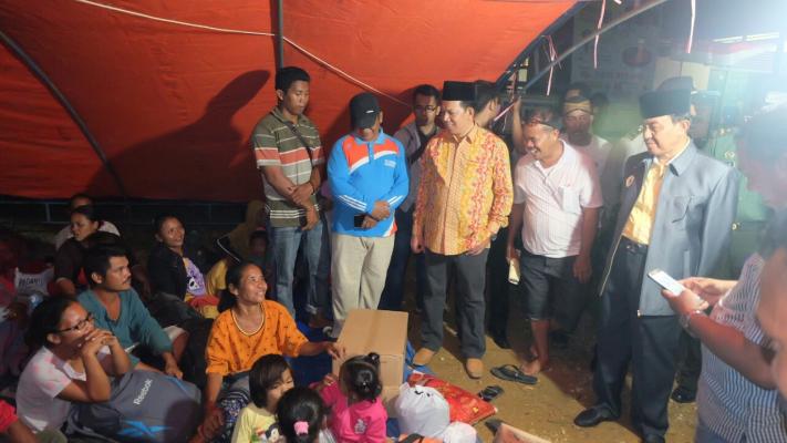 Bupati HM Wardan Kunjungi Korban Banjir di Tempat Pengungsian 