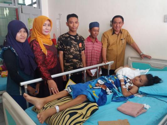 Sumbangan Gerakan sahabat Wardan untuk Annisa penderita tumor ganas di serahkan Bupati Inhil.