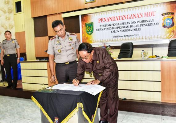Bupati Inhil Tandatangani MoU Penelusuran Dan Pembinaan Siswa / I Berprestasi Dalam Penerimaan Calon Anggota Polri