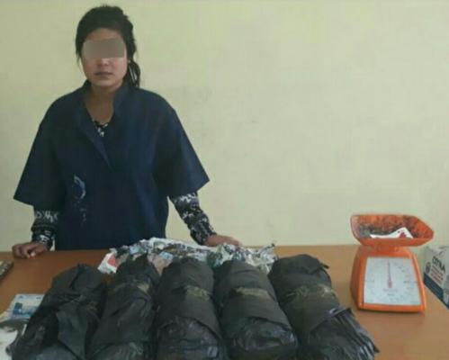 Dari Tangan Wanita Cantik Ini Personil Polsek Reteh Amankan 2,5 Kg Ganja Kering 