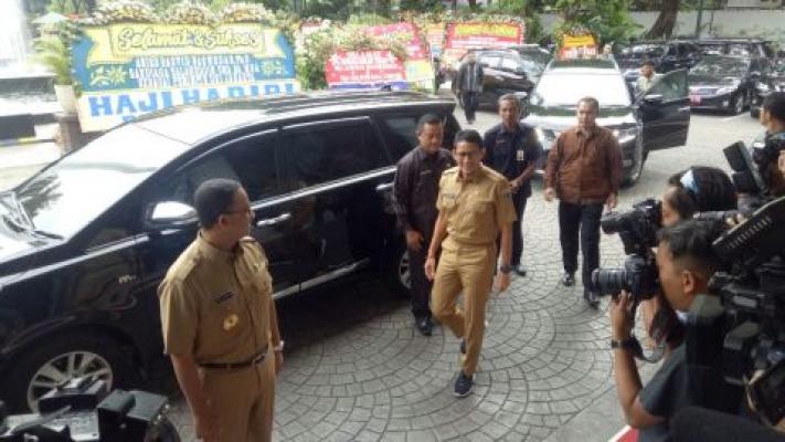 Gaya Sandi Ngantor: Sepatu Kets dan Tak Pakai Ikat Pinggang