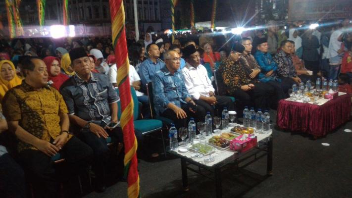 Gubri H.Arsyad Juliandi Racman Nobar Bersama Masyarakat Rohil Grand Final Festival Dangdut 