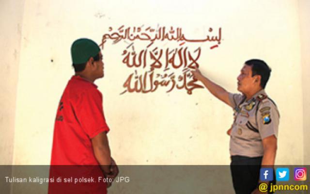 Kapolsek Kaget, Tahanan Tulis Kaligrafi di Tembok Sel