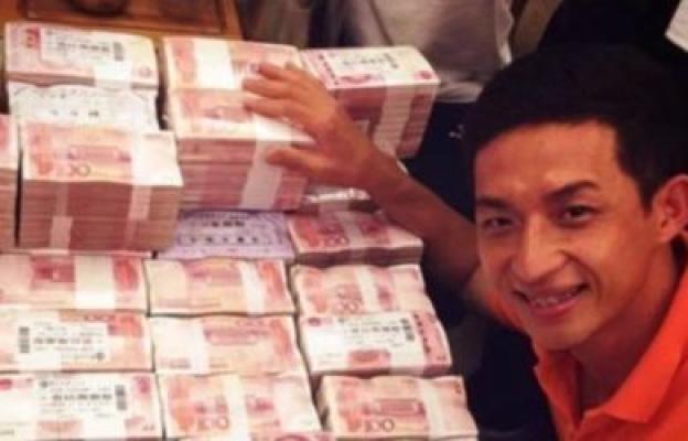 Naik Kasta, Para Pemain Klub Tiongkok Ini Pamer Tumpukan Uang