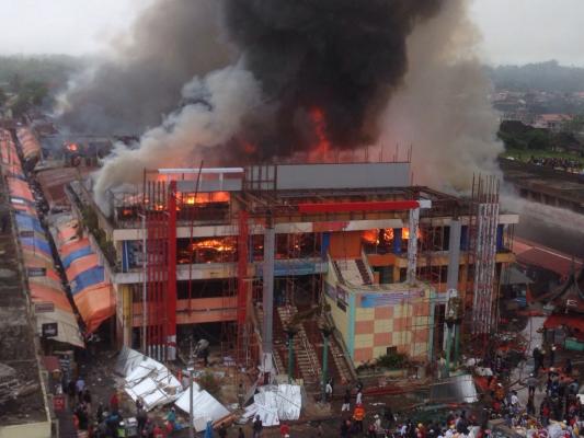 Pasar Ateh Bukittinggi Terbakar, menghanguskan 400 kios