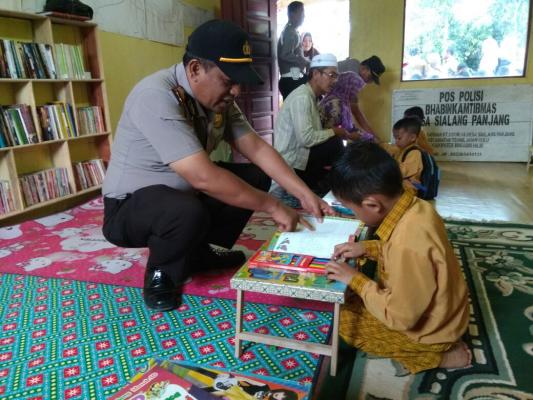 Polisi Ini Sulap Ruang Pos Bhabinkamtibmas Jadi Taman Bacaan Bhayangkara