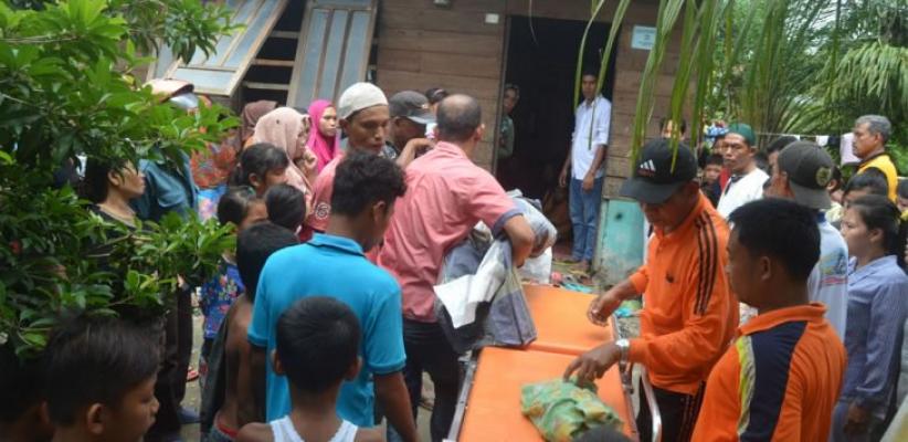 Rumah Terbakar, Keluarga Sibuk Padamkan Api, Lupa Si Kecil Masih di dalam