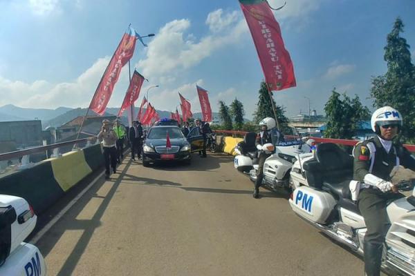 Terjebak Macet, Jokowi Jalan Kaki 3 Km ke Lokasi Peringatan HUT TNI