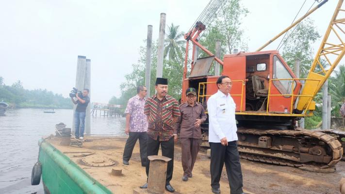 HM Wardan Bupati Inhil Tinjau Progres Rehabilitasi Jembatan Desa Bente, Mandah