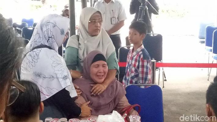 Tangisan seorang Ibuk Meratapi Anak Semata Wayang Korban Lion Air