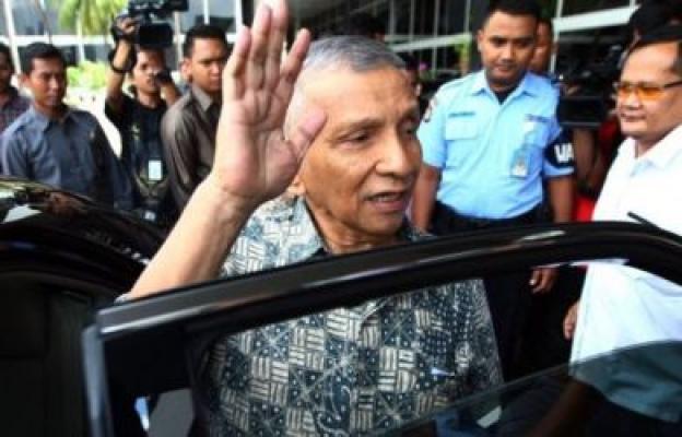 Barisan emak emak beri dukung kepada Amin Rais periksa di Mapolda metro jaya