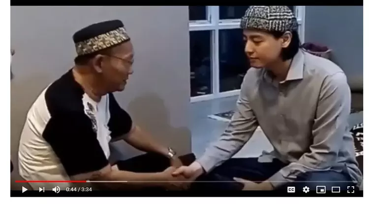 Beredar Video Roger Danuarta Masuk Islam, Adegan Sinetron?? 