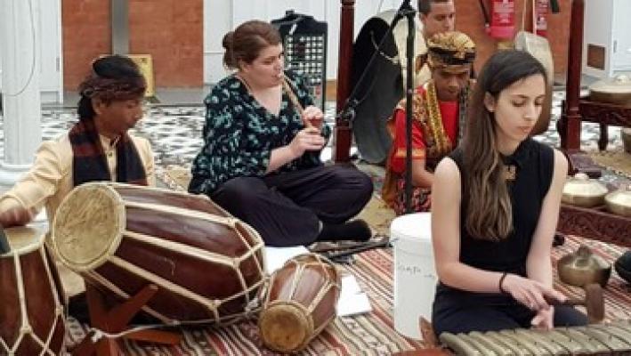 Di London akan dilantunkan lagu,Suwe Ora jamu.