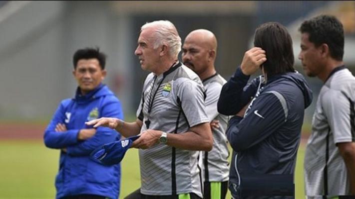 Dipermalukan Persebaya, Pelatih Persib Sindir Wasit