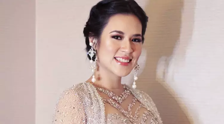 Gaun Payet nan Elegan Balut Raisa dengan Perut Membuncit