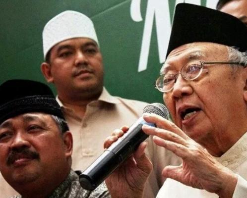 Jangan Ikut Gaduh, Gus Solah: Soal Pembakaran Bendera Serahkan Polisi