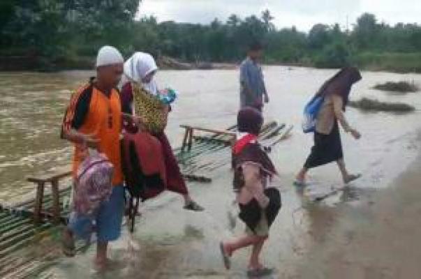 Jembatan Putus Diterjang Banjir, Sang Ibu Bawa Bayinya Naik Rakit Seberangi Sungai di Sumbar