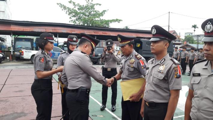 Kapolres Inhil memberikan penghargaan pada personil Polres Inhil