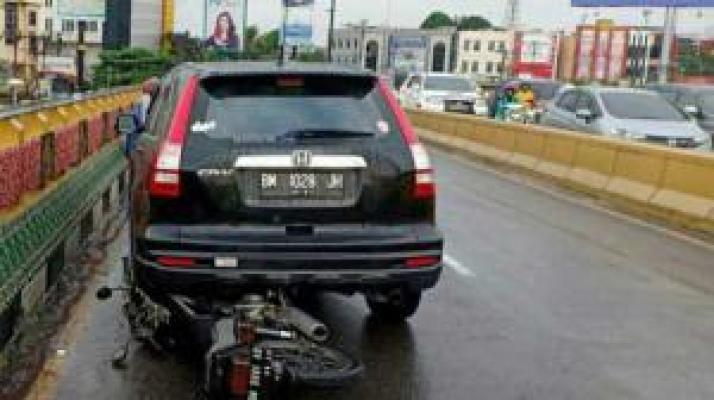 Lima Mobil dan Satu Motor kecelakaan beruntun di Flyover Pekanbaru, Begini Kronologisnya