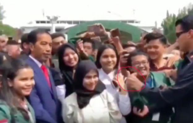 Lucu!! Mahasiswa Salam Dua Jari Saat Foto Bareng Jokowi, Paspampres Langsung Bertindak