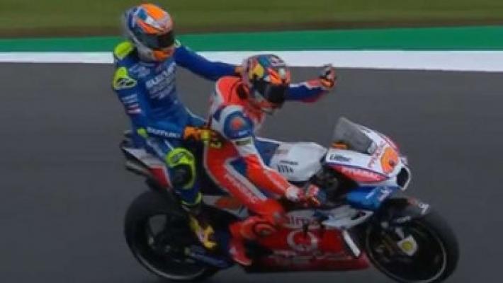 Pembalap MotoGP Ini Jadi Ojek Dadakan di Sirkuit