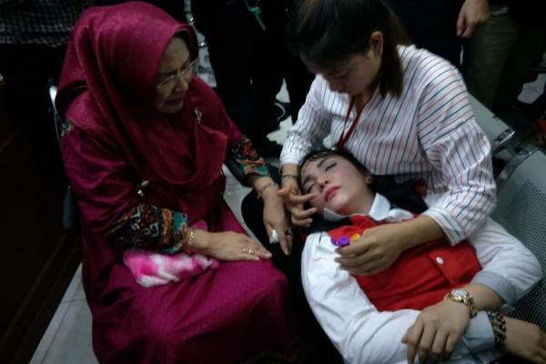 Roro Fitria Pingsan di Kaki Ibunda Usai Dituntut 5 Tahun Penjara 