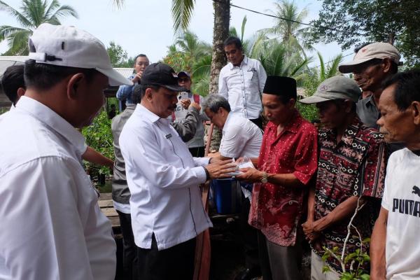Sekda Inhil Salurkan Bantuan 15 Unit Perahu Motor Beserta Alat Tangkap Perikanan