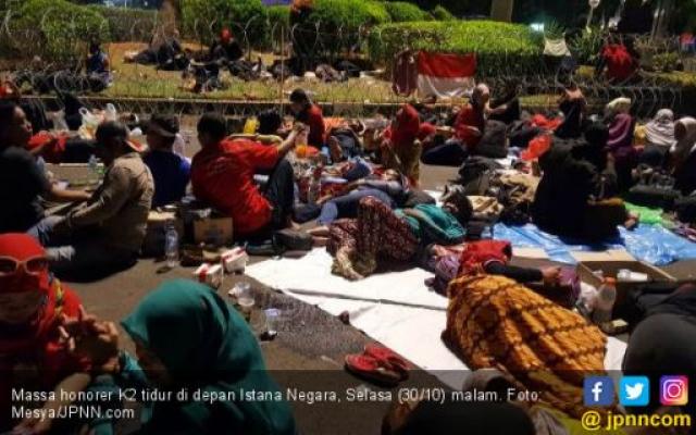 Tidur di Depan Istana, Tolong Pak Jokowi! Honorer K2 Ingin Ketemu