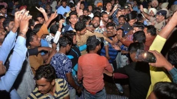 Video Amatir Detik-detik 60 Orang Tewas Tertabrak Kereta Api Saat Festival Pembakaran Patung Iblis