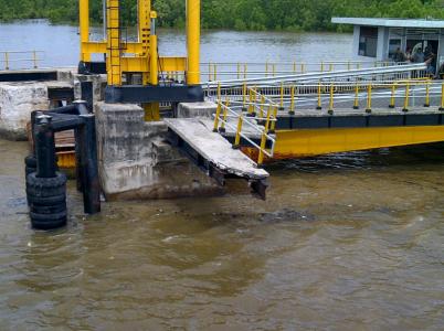 Aeng Mas Tabrak  Dolpin Dermaga Roro Bengkalis 
