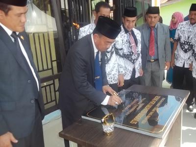 Setelah di Resmikan,Gedung PGRI Tampa Nama