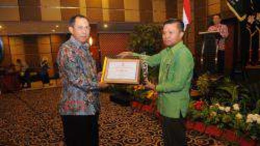 Bupati Terima Penghargaan Most Support Leader