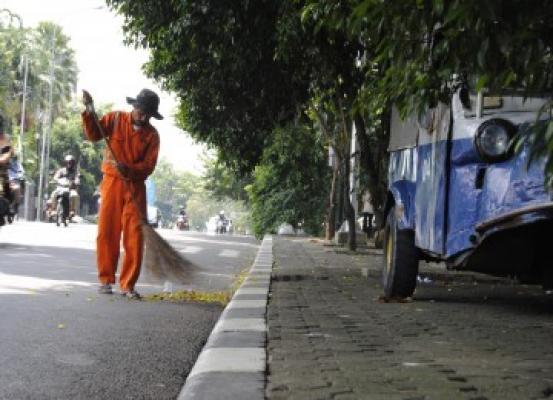 Berkah Tukang Sapu Jalanan di Hari Pahlawan